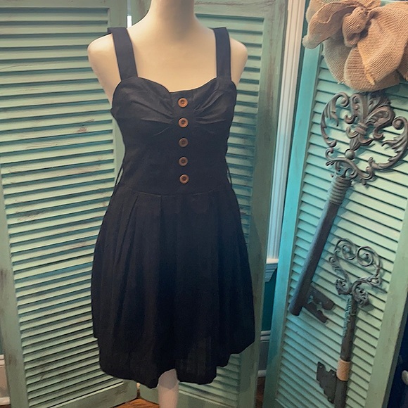 2 Charlotte Russe WHITE PLEAT & BLACK BUTTON DETAIL - Picture 2 of 8